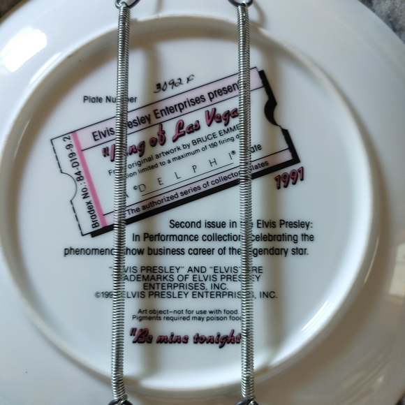 2 Elvis collectors plates - Picture 5 of 5